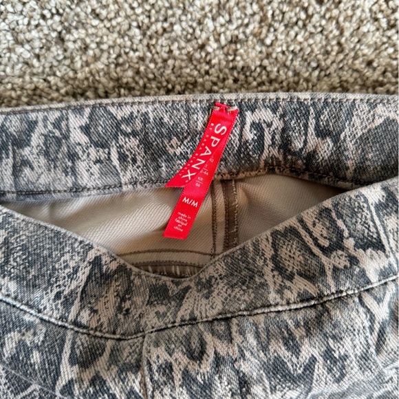 ‼️SOLD‼️ SPANX Jean-ish Ankle snake print leggings - Picture 3 of 3